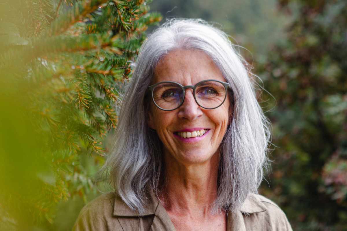 Elisabeth Eiter steht in einem schönen Wald